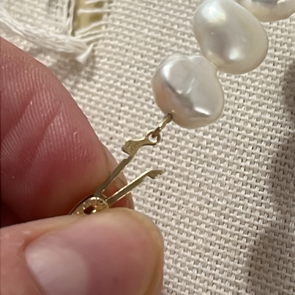 Elegant White Pearl Necklace - Picture 4 of 9